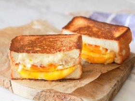 【10分レシピ】食べごたえ抜群！アメリカの定番朝食「ツナメルト」は厚切り食パンで作るともっとおいしい