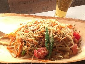 昭和な店がひしめき合う「自由が丘横丁」に突如現れた、イタリアンな創作タイ料理店 『アマン』