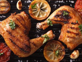 骨付きチキン、どうかぶりつく？美しき秘書に学ぶお食事作法