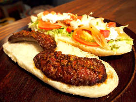 うまみが溢れだす極太チョリソをビールと一緒に！　アルゼンチンのソウルフード「チョリパン」がアツい