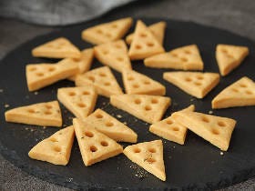 サクサク濃厚！ チーズをたっぷり入れて焼き上げる「おつまみチーズクッキー」の作り方3選