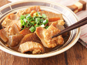 トロトロ濃厚なもつ煮込みの秘伝レシピ！ モツの下処理の時短ワザも大公開【もつ煮の作り方】