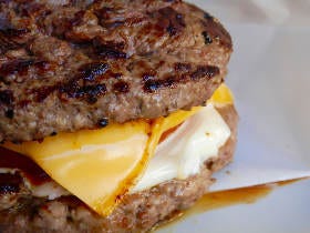 バンズがパンはもう古い!?肉汁ほとばしる肉バーガーが激旨ジューシーすぎる!!