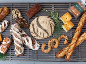 【新宿】深夜まで焼きたてパンが楽しめる！パン好きを虜にした軽井沢のベーカリー『サワムラ』