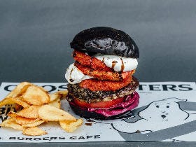 今だけのおいしさ！　夏にぴったりのスパイシーバーガーやひんやりアイスバーガーなど限定ハンバーガー3選