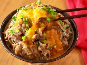 米といっしょに炊飯器に入れるだけ！ほっとくだけで旨みたっぷりな肉丼が完成する、簡単丼ぶりレシピまとめ