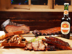 塊肉をなんと10時間焼き！　湘南で食べるアメリカ仕込のBBQ