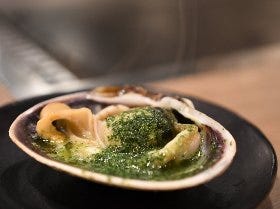 プロが買い付けに通う「市場」のなかにオープンした、鉄板焼きスタイルの料理がうまいと評判