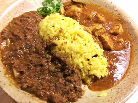 スパイスの魔術師のカレー店『コザブロ』は、スパイス飲みができる串焼もうまい魅惑のスパイスバー