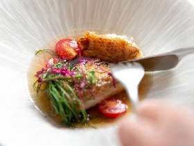 三鷹『KUVAL』で上質フレンチと焼き菓子を堪能！ カフェ好きにもおすすめしたい隠れ家フレンチ