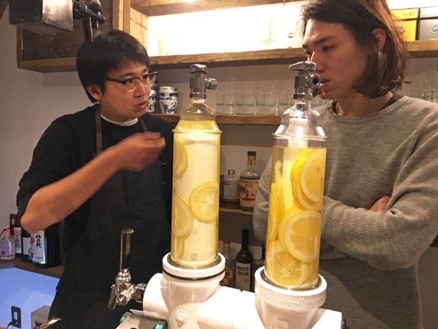 新宿ゴールデン街の正統な継承者は 新しい文化を作る日本一のレモンサワーと重厚な本の店 Dressing ドレッシング