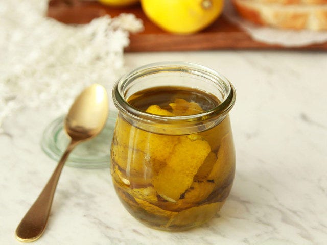 レモンの皮をオリーブオイルに漬けるだけで万能調味料に！ 常備しておきたい「レモンオイル」の作り方
