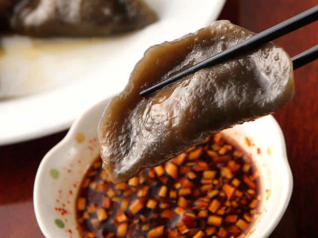 ぷるっぷるの衝撃！　餃子マニアも驚く、中国東北のソウルフード「黒い餃子」が旨すぎてやばい