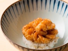 〆の「エビのかき揚げ丼」が絶品で美しすぎる！ ファン待望、天ぷらの人気店が新富町で復活