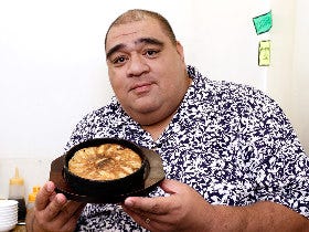 カリッと焼いた鉄板「餃子」が横綱級のウマさ！ 元横綱・武蔵丸が手がけた餃子専門店『67餃子』