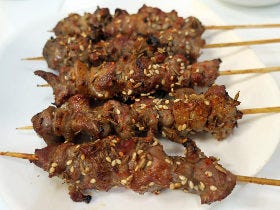 神田・JR高架下にある羊料理の超人気店にはモンゴルで食べたロシアの味がある？