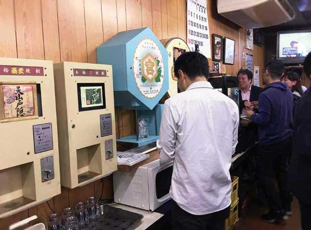 酒は店内の自販機、焼鳥もセルフ！　エンタテインメントな茅場町の居酒屋『ニューカヤバ』