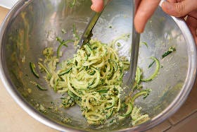 ボウルの中で円錐状にしてから盛り付けると高さが出て見栄えがよくなる。