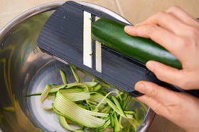 菜麺器がなければピーラーやスライサーで麺状にする。