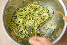 ペーストが絡みにくいのでベジパスタ麺が切れないように少しずつ優しくトングで和える。