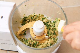 側面に葉や松の実が張り付くので、何度かフードプロセッサーをとめてヘラで落とす。