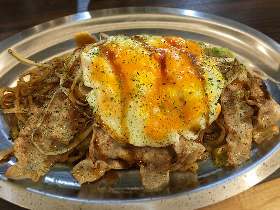 昭和の薫りただよう隠れ家的ラビリンス「自由が丘デパート」に行列のできる焼きそば店