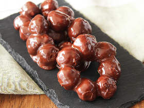 お餅で作れる「揚げないドーナツ」が簡単モッチモチ！余った切り餅が生まれ変わる「餅スイーツ」レシピ3選