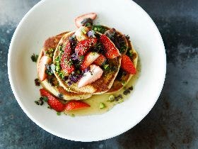 『bills 横浜赤レンガ倉庫』に春色パンケーキが登場！海外で話題の”マイクログリーン”をトッピング