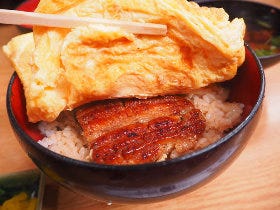 インパクト大！古都京都のレトロ空間でいただく、はみ出し御免のきんし丼