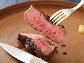 しっとりジューシーな「窯焼ブランド牛」が絶品！ こだわり抜いたステーキが超おいしいステーキ専門店