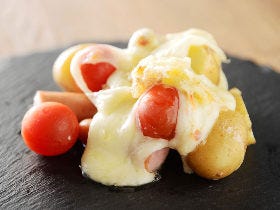 とろ～り熱々チーズが超おいしい！ チーズのプロが気さくにもてなす、チーズづくしの隠れ家バール