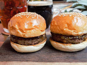 今どきハンバーガーは大型より小型がウケる？代々木上原で見つけたプレミアム【ミニバーガー】が人気の理由