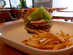 パンマニア絶賛！パン屋のハンバーガーは特製バンズがおそろしくウマイ！