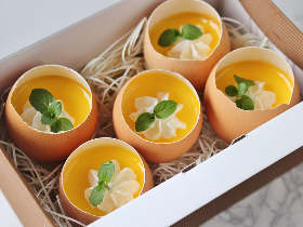 【簡単レシピ】卵の器がかわいすぎ！ とろ～り濃厚な「カスタードプリン」の作り方