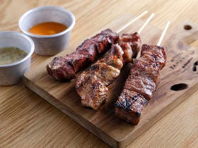 赤身、ロース、タン、ハラミ…の牛肉ワールド！一流シェフが開いた、安くてウマい恵比寿の「牛串バル」