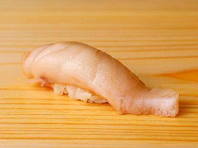 鮨ツウたちが「通いたい鮨店」に続々と指名！ ネタもシャリも大きな“男鮨” 『冨所』【御成門】