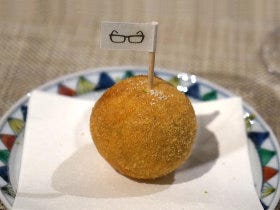 名物餃子食べ比べからの塩サバおにぎりの名店まで7軒の旨さ