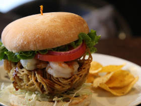 ハンバーガーの広島風や～！ソースとマヨの黄金コンビがおいしすぎご麺！