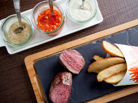 マニアが唸るワインと炭焼き肉料理が5,000円で楽しめる！　遠藤利三郎商店の新店が神田にオープン