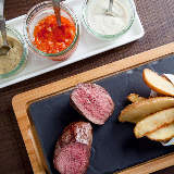 マニアが唸るワインと炭焼き肉料理が5,000円で楽しめる！　遠藤利三郎商店の新店が神田にオープン