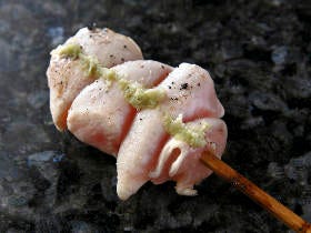 焼鳥界の雄『鳥さわ』の新境地。魂のこもった一串に心奪われる、西麻布『鳥さわ22』