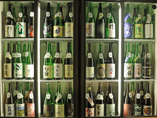 日本酒72種類が3,000円で飲み比べ放題！ 渋谷駅チカで大人飲みできる隠れ家立ち飲みを発見