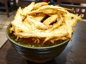 巨大ゴボウ天がはみ出る！ 福岡で行列が絶えない『大地のうどん』がウマすぎて東京でも大ヒット