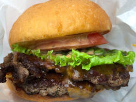 代官山、予約の取れない焼肉店による行列のできる和牛バーガー