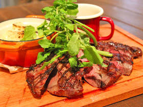 室内でキャンプが新トレンド!?　薪料理を楽しめる「キャンプファイヤー」ダイニングが自由が丘にオープン