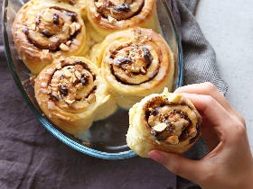 ふっくらモチモチ！ グラタン皿で手軽に作れる「ちぎりシナモンロール」の簡単レシピ