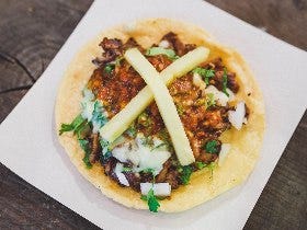 「正統派タコス」の立ち食い専門店が大人気！ 一番人気は「メニューにない」タコス!?