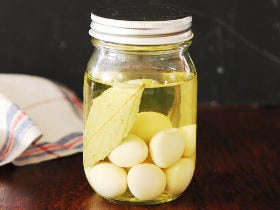 うずら卵をピクルスにしたら、まるでチーズのような濃厚さ！常備して毎日楽しみたい、卵ピクルスレシピ3選