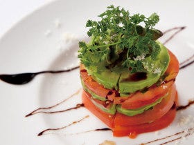 重ねて簡単ドレスアップ！トマトで作るお食事系ミルフィーユ2選