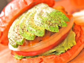 肉汁あふれるバーガーとクラフトビールのコンビが最強すぎ！　蔵前のバーガースタンドの行列がとまらない